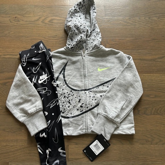NWT Nike Little Girls Set size 5 - Picture 1 of 2